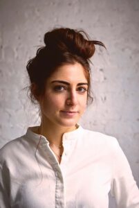 Middlebury College alum brings ‘searingly insightful’ play to town