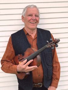 Violinists punctuate reading with music at Bristol library
