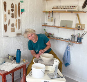 The country potter, Catherine Manegold